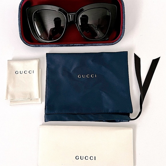 Gucci Black Framed Sunglasses w/ Gray lenses - Picture 4 of 15